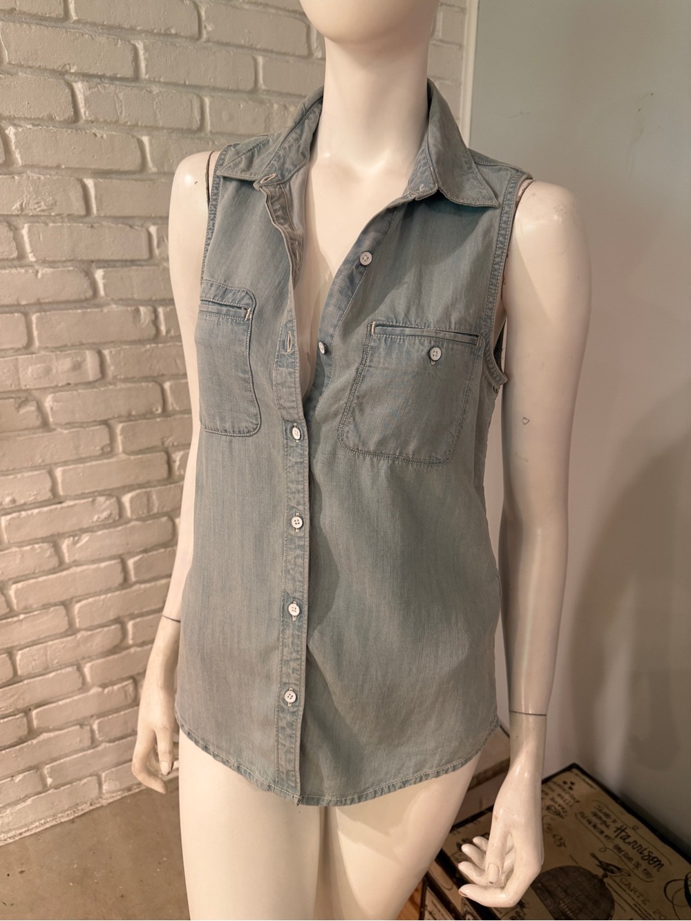 Lucky Brand Chambray Sleeveless Button-Front Utility Shirt XS Light Wash Denim - Picture 3 of 9